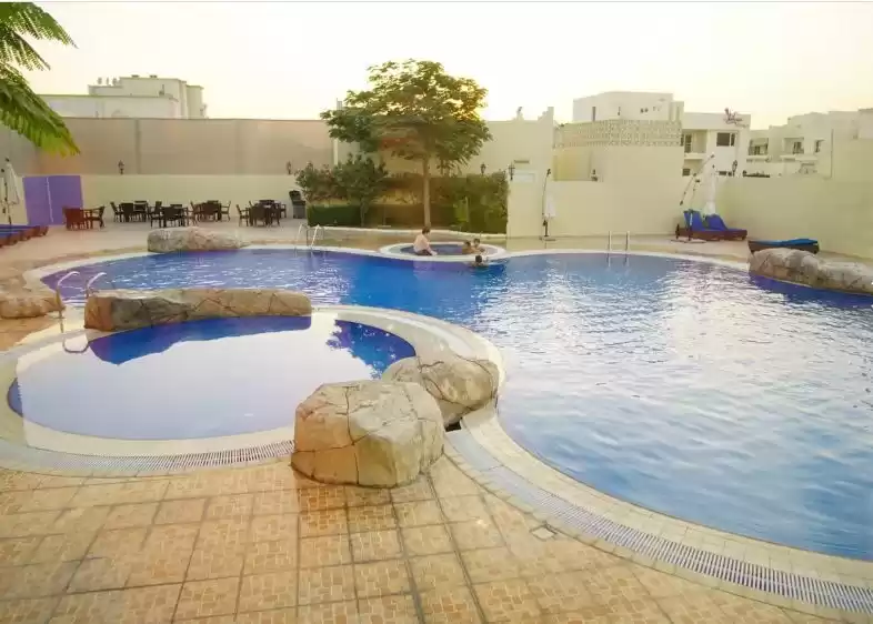 Residencial Listo Propiedad 5 + habitaciones de servicio S / F Villa en Compound  alquiler en al-sad , Doha #9432 - 1  image 